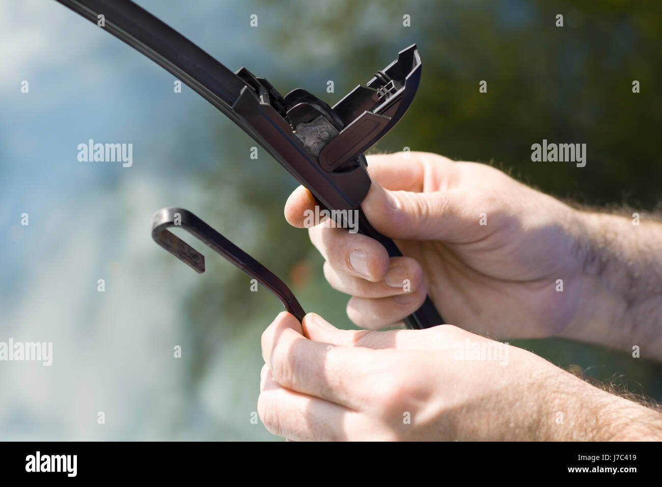 Replacing windscreen hires stock photography and images Alamy