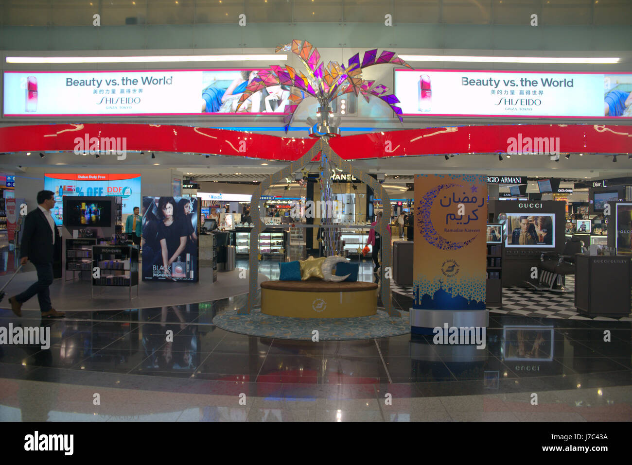 Shopping in the Duty Free Area of Dubai International Airport Stock ...
