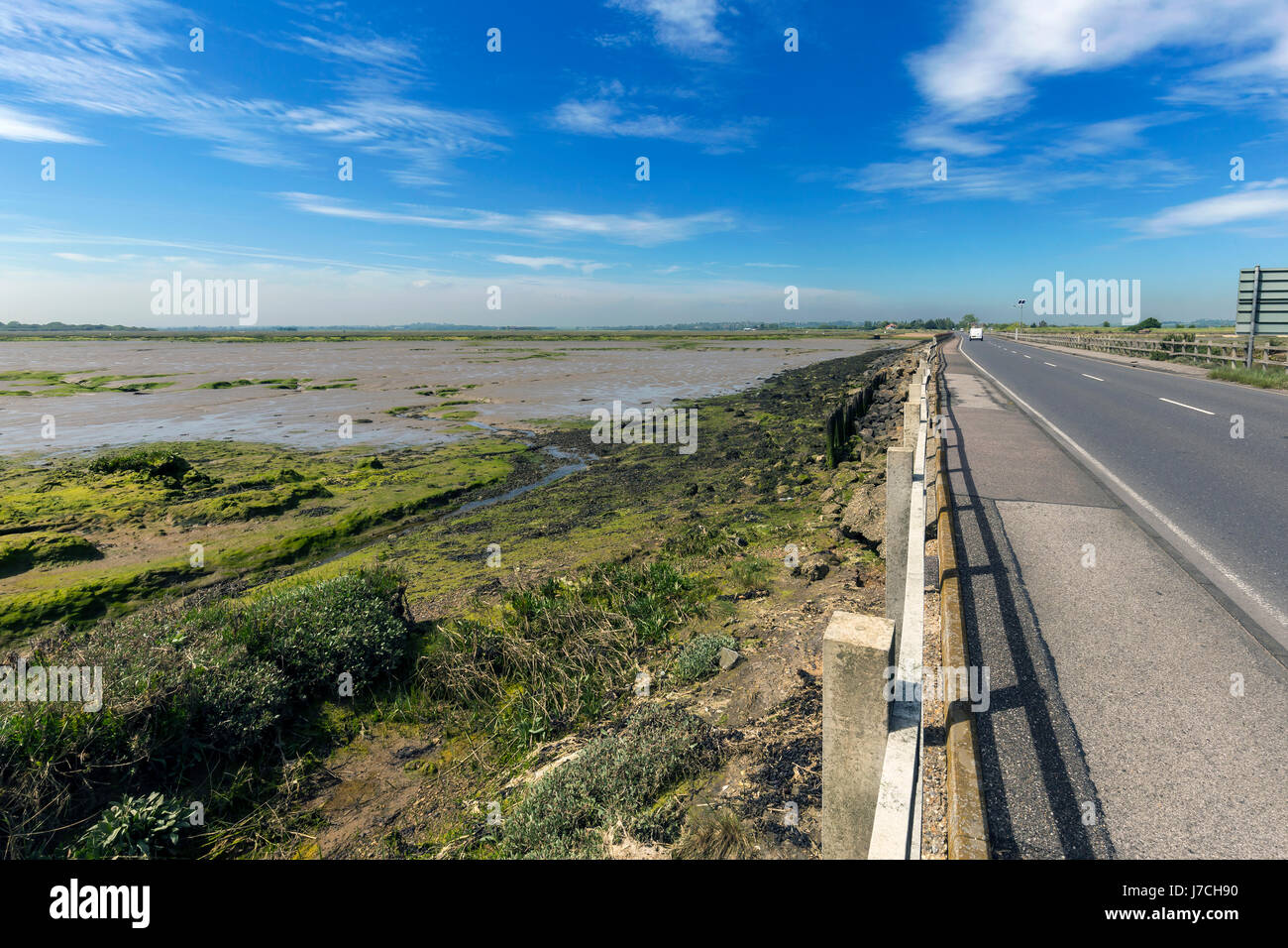 MERSEA CAUSEWAY AT LOW TIDE. THE STROOD IS THE ONLY ACCESS TO THE ISLAND  AND FLOODS AT HIGH TIDE MAKING IT IMPASSABLE Stock Photo - Alamy