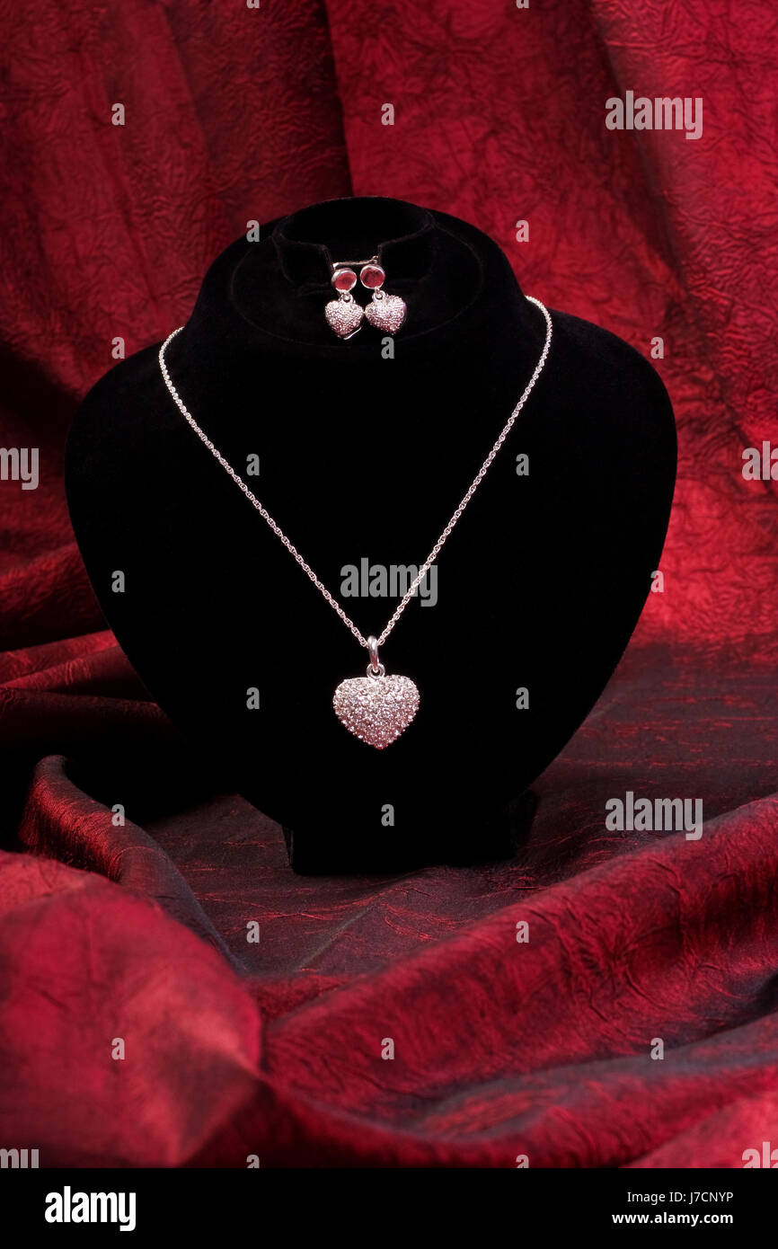 jewelry jewellery golden luxury expenditure pomp affluence magnificence 