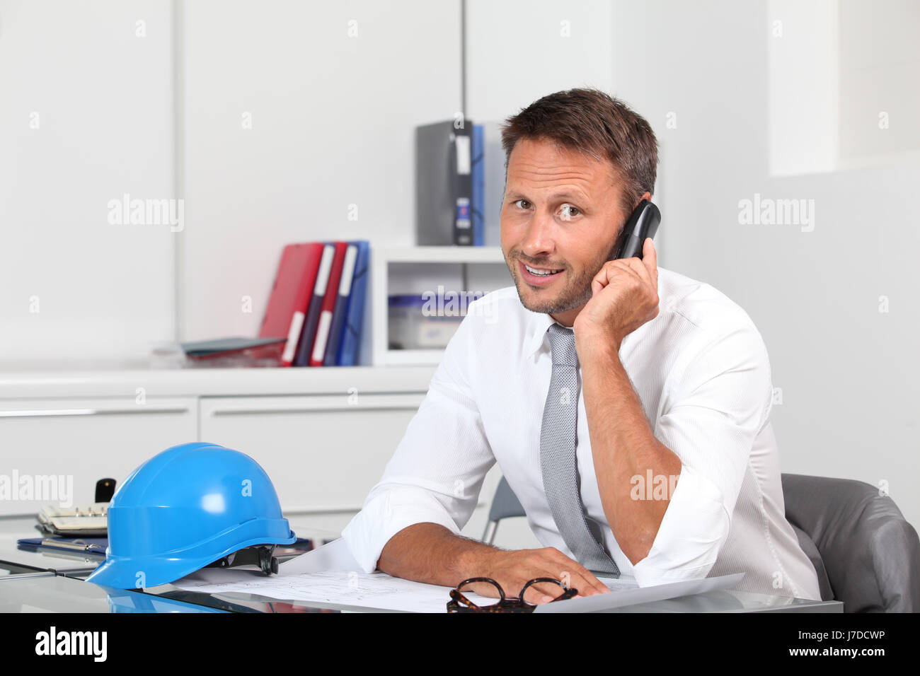 инженер менеджер. красивая архитектура. красивые здания эстетика. телефон архитектора. телефон архитектора.