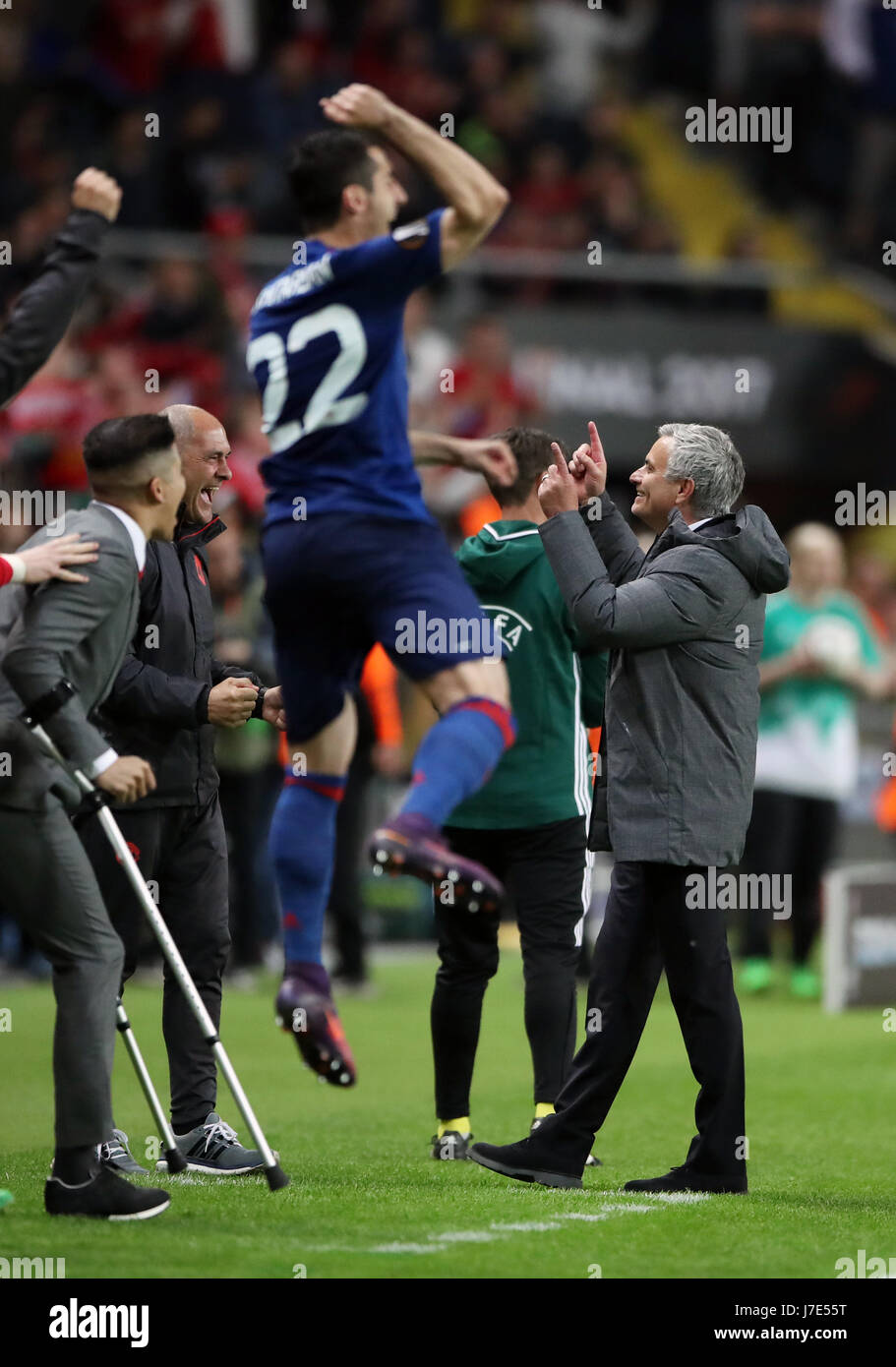 Manchester United manager Jose Mourinho, Henrikh Mkhitaryan and the bench  celebrate victory at full time of the UEFA Europa League Final at the  Friends Arena in Stockholm, Sweden Stock Photo - Alamy