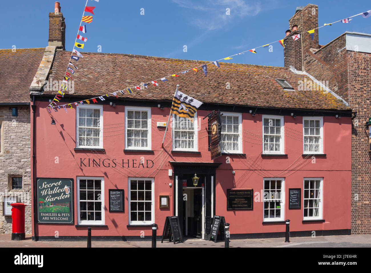 15th century Kings Head Pub, Lower High Street, Poole, Dorset, England, United Kingdom Stock Photo