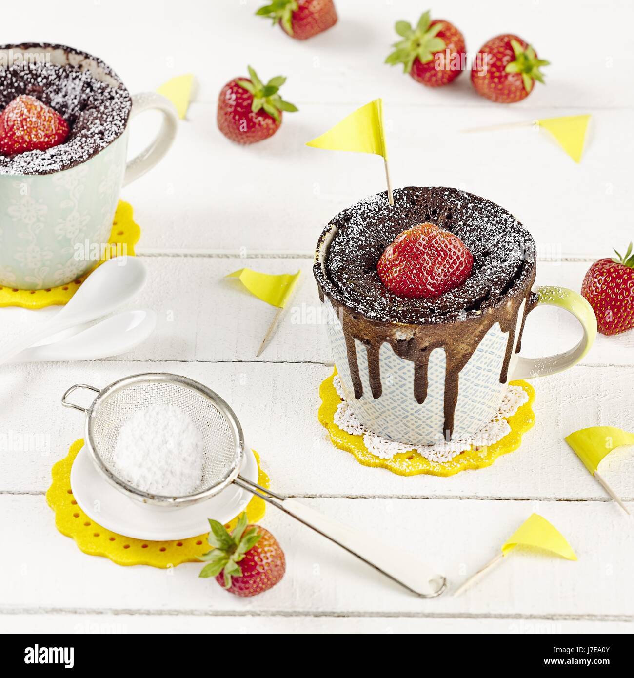 Chocolate mug cakes with strawberries (microwave Stock Photo Alamy