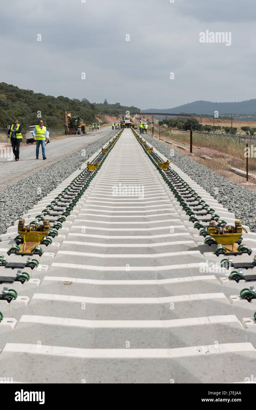Tramo de las obras del tren de alta velocidada la altura de Carmonita (BAdajoz, Extremadura) donde se están instalando actualmente las vías y que ha s Stock Photo