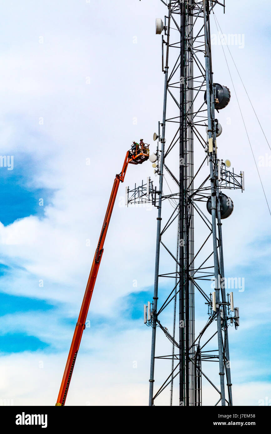 Cellular tower backhaul hi-res stock photography and images - Alamy