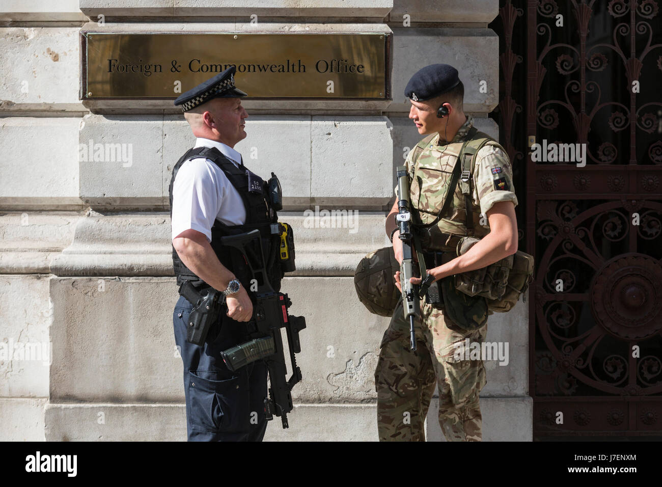 London, UK. 24 May 2017. An armed police officer and a soldier guard the Foreign & Commonwealth Office in Westminster. Soldiers have been deployed to Westminster in the wake of the terrorist attack in Manchester.  Photo: Vibrant Pictures/Alamy Live News Stock Photo