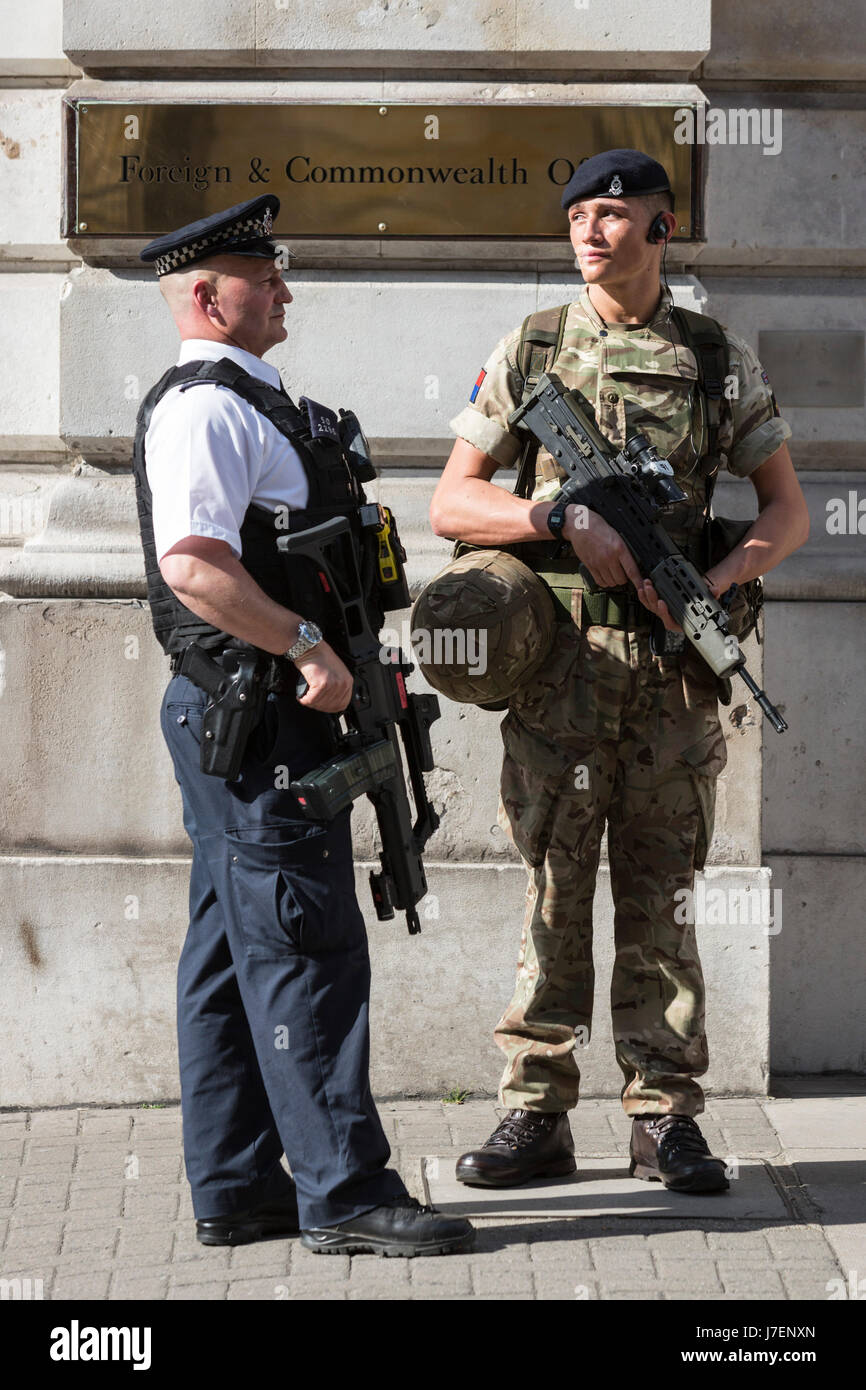 London, UK. 24 May 2017. An armed police officer and a soldier guard the Foreign & Commonwealth Office in Westminster. Soldiers have been deployed to Westminster in the wake of the terrorist attack in Manchester.  Photo: Vibrant Pictures/Alamy Live News Stock Photo