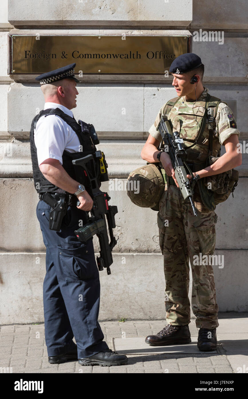 London, UK. 24 May 2017. An armed police officer and a soldier guard the Foreign & Commonwealth Office in Westminster. Soldiers have been deployed to Westminster in the wake of the terrorist attack in Manchester.  Photo: Vibrant Pictures/Alamy Live News Stock Photo