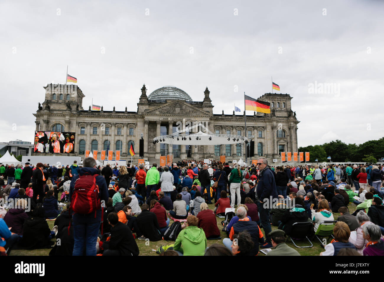 Berlin, Germany. 24th May 2017. People have assembled outside the Reichstags building for one of the three opening services. Tens of thousands of people attended the opening services of the 36th German Protestant Church Congress (Evangelischer Kirchentag). The Congress is held from 24. to 28. May in Berlin and more than 100,000 visitors are expected to attend. The congress coincides with the 500. anniversary of the Reformation. Stock Photo