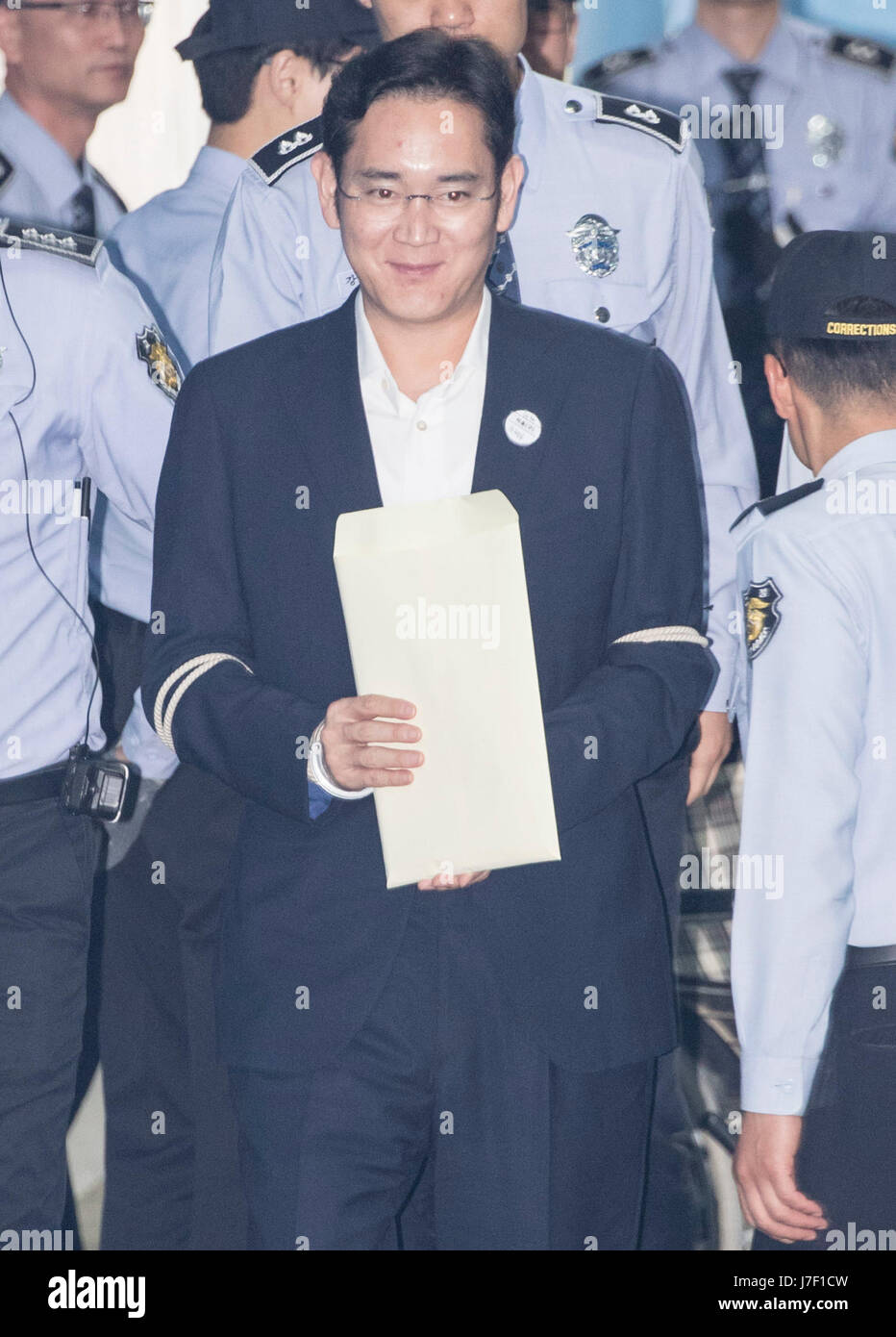 Seoul, Seoul Central District Court in Seoul. 25th May, 2017. Samsung Electronics Vice Chairman Lee Jae-yong, a de-facto leader of Samsung Group, arrives for a trial at the Seoul Central District Court in Seoul, South Korea on May 25, 2017. Credit: Lee Sang-ho/Xinhua/Alamy Live News Stock Photo