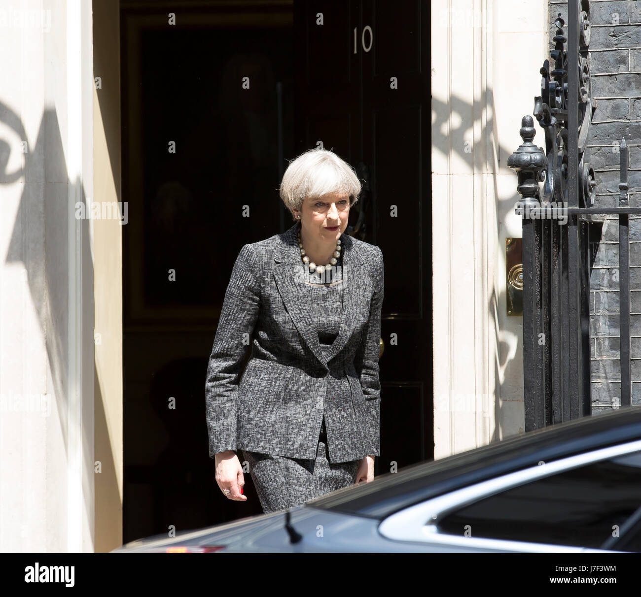 London, UK.,25th May, 2017. Prime Minister Theresa May leaves Downing Street for Brussels for the NATO Summit Credit: Keith Larby/Alamy Live News Stock Photo