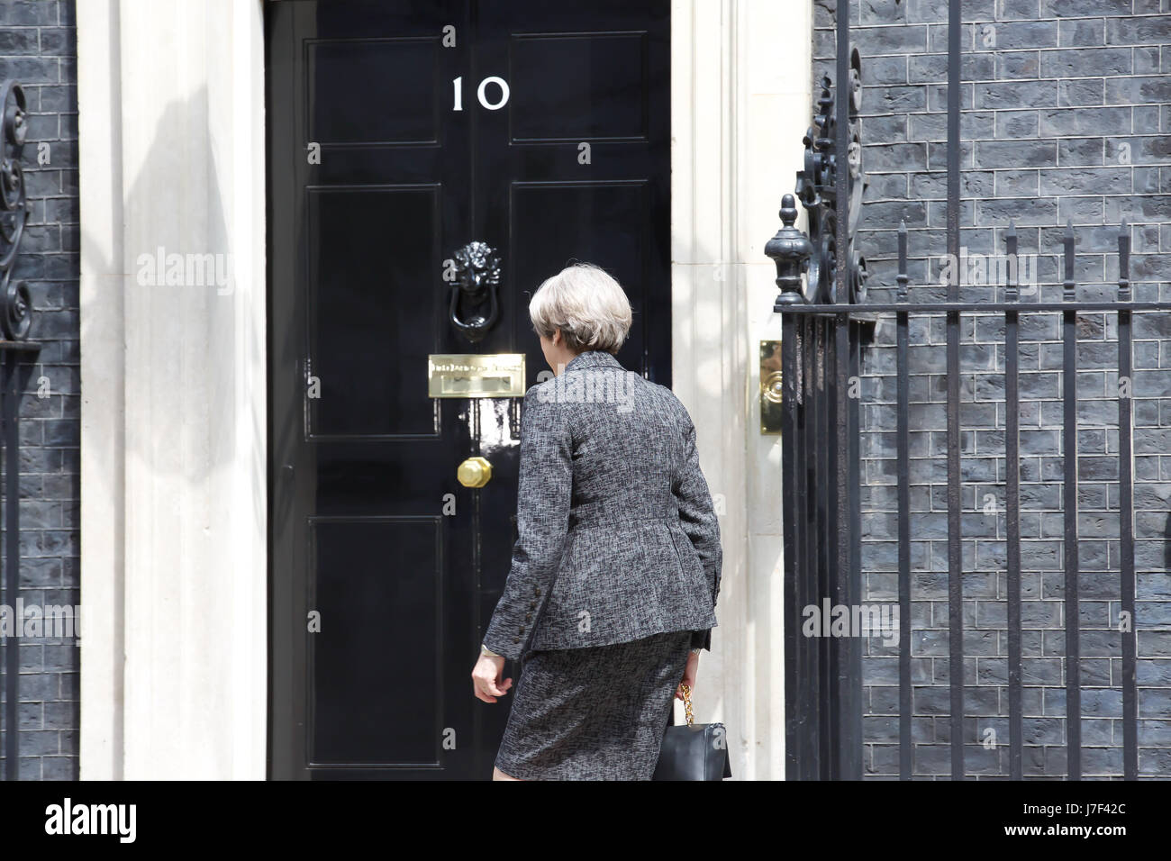 Brussels, Belgium. 25th May, 2017. Prime minister, Theresa May, arrives at Downing St in London before leaving to attend the NATO summit in Brussels.©Keith Larby/Alamy Live News Stock Photo
