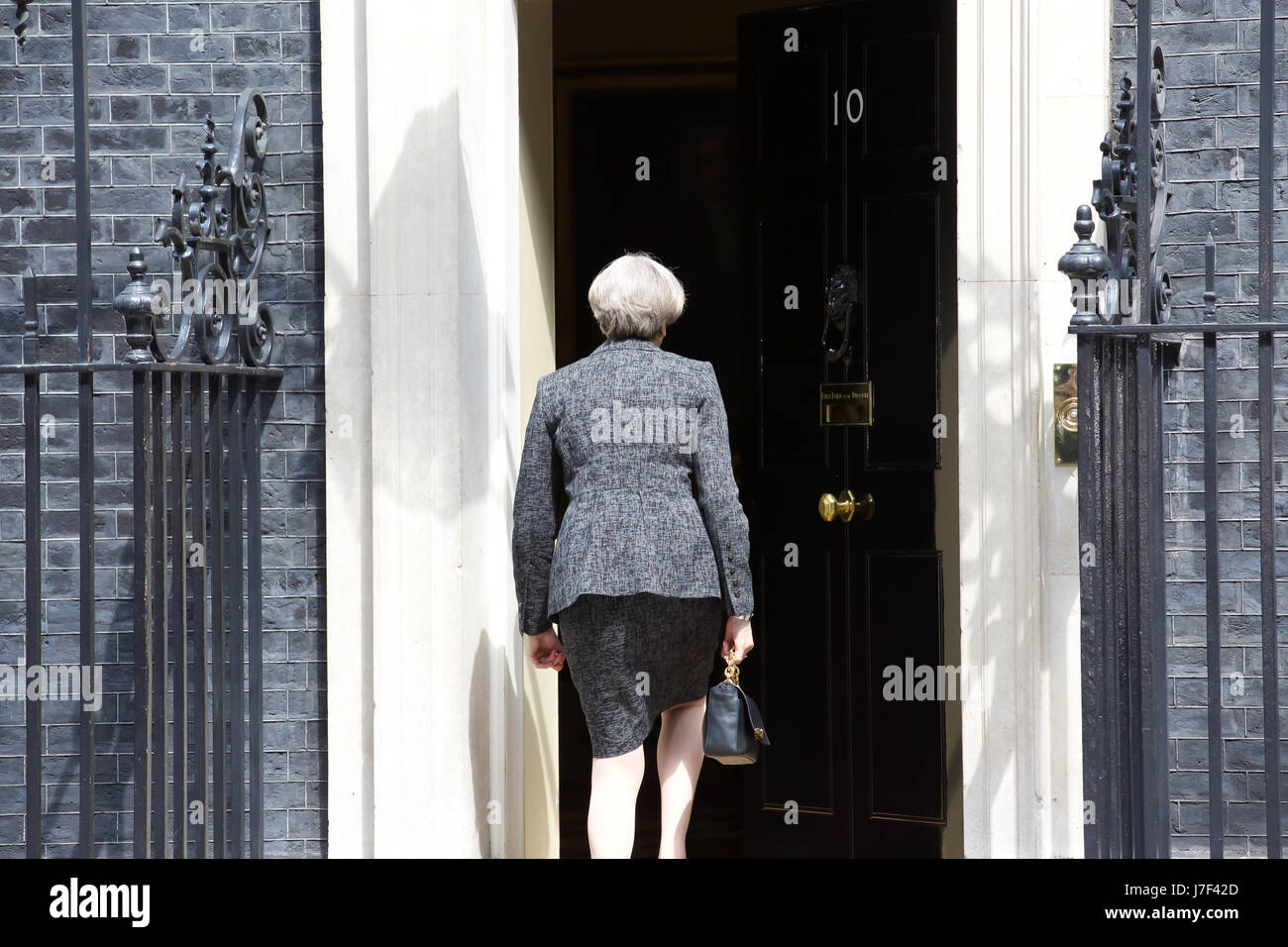 Brussels, Belgium. 25th May, 2017. Prime minister, Theresa May, arrives at Downing St in London before leaving to attend the NATO summit in Brussels.©Keith Larby/Alamy Live News Stock Photo