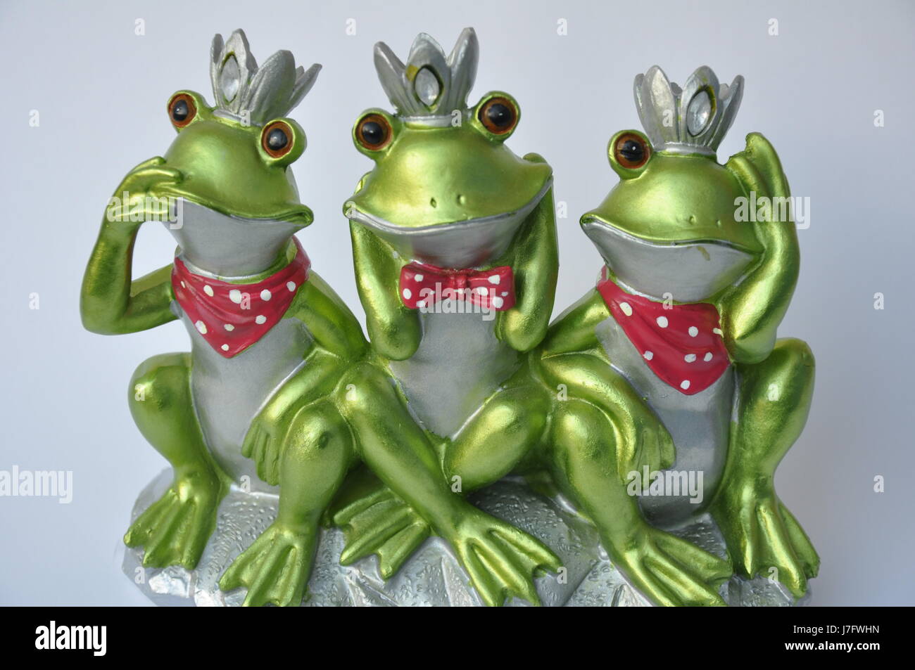 still life frog fairy tale three crown trio frogs tale talk speaking speaks Stock Photo - Alamy still life frog fairy tale three crown trio frogs tale talk speaking speaks Stock Photo - Alamy