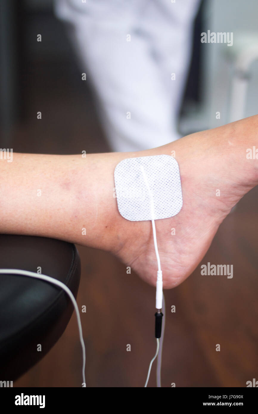 Physical therapy mecical clinic physiotherapy electrical impulse shock treatment for leg injury