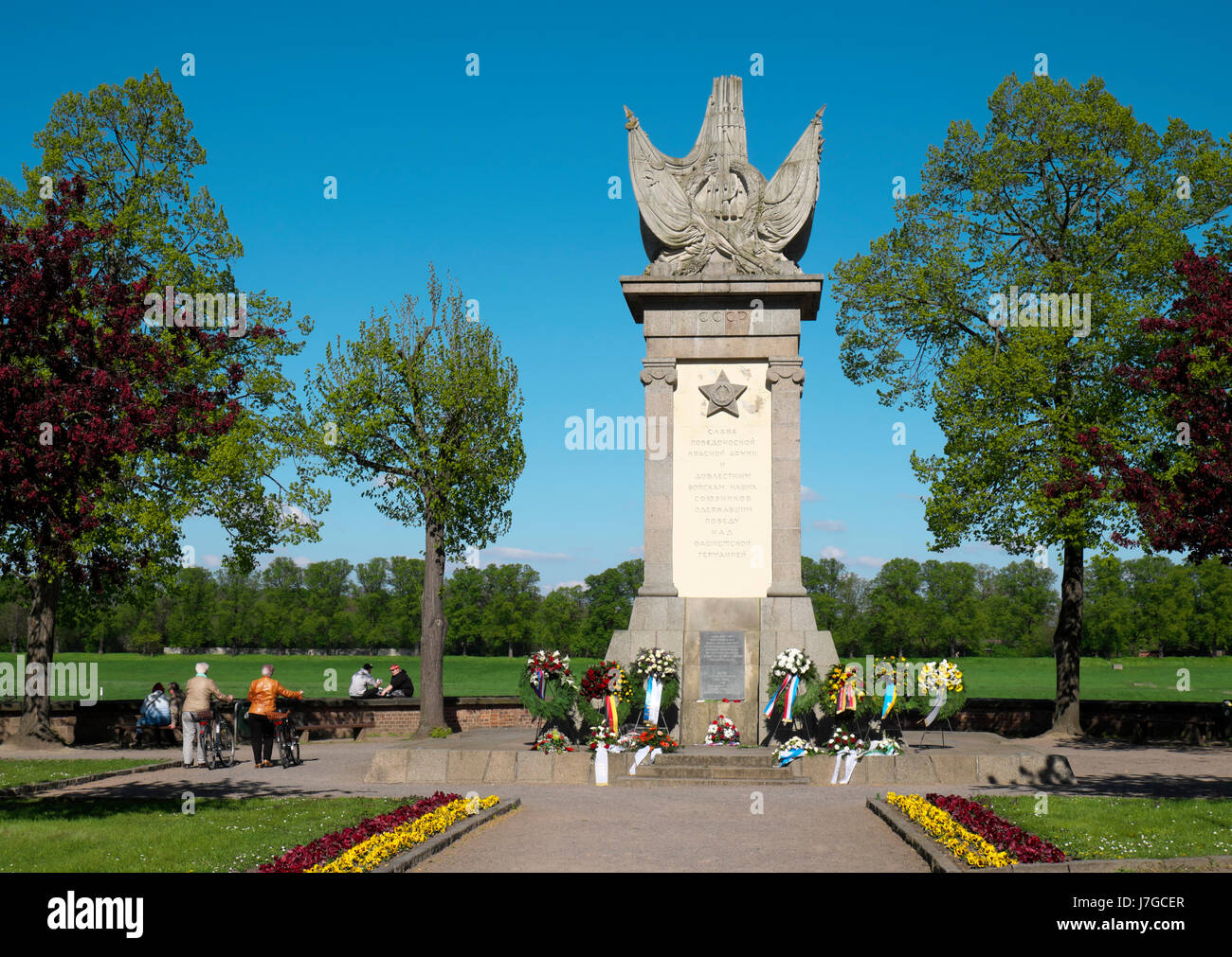 Monument to the meeting of Allied forces, recalling the meeting of Soviet and American soldiers 1945 at the Elbe, Torgau, Saxony Stock Photo