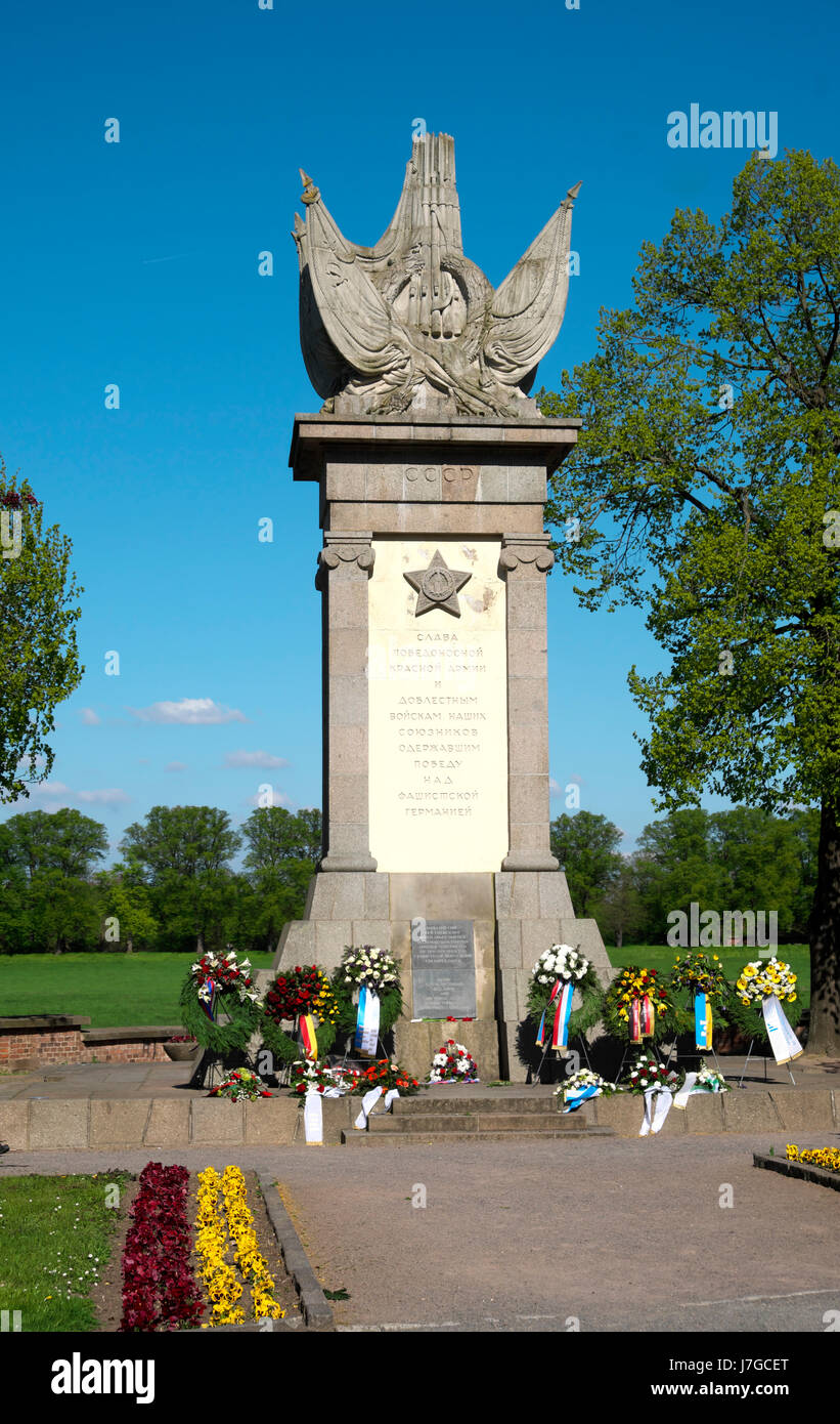 Monument to the meeting of Allied forces, recalling the meeting of Soviet and American soldiers 1945 at the Elbe, Torgau, Saxony Stock Photo