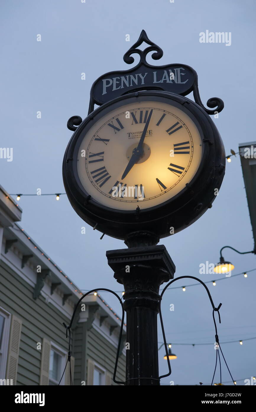 Outdoor antique pole clock hires stock photography and images Alamy