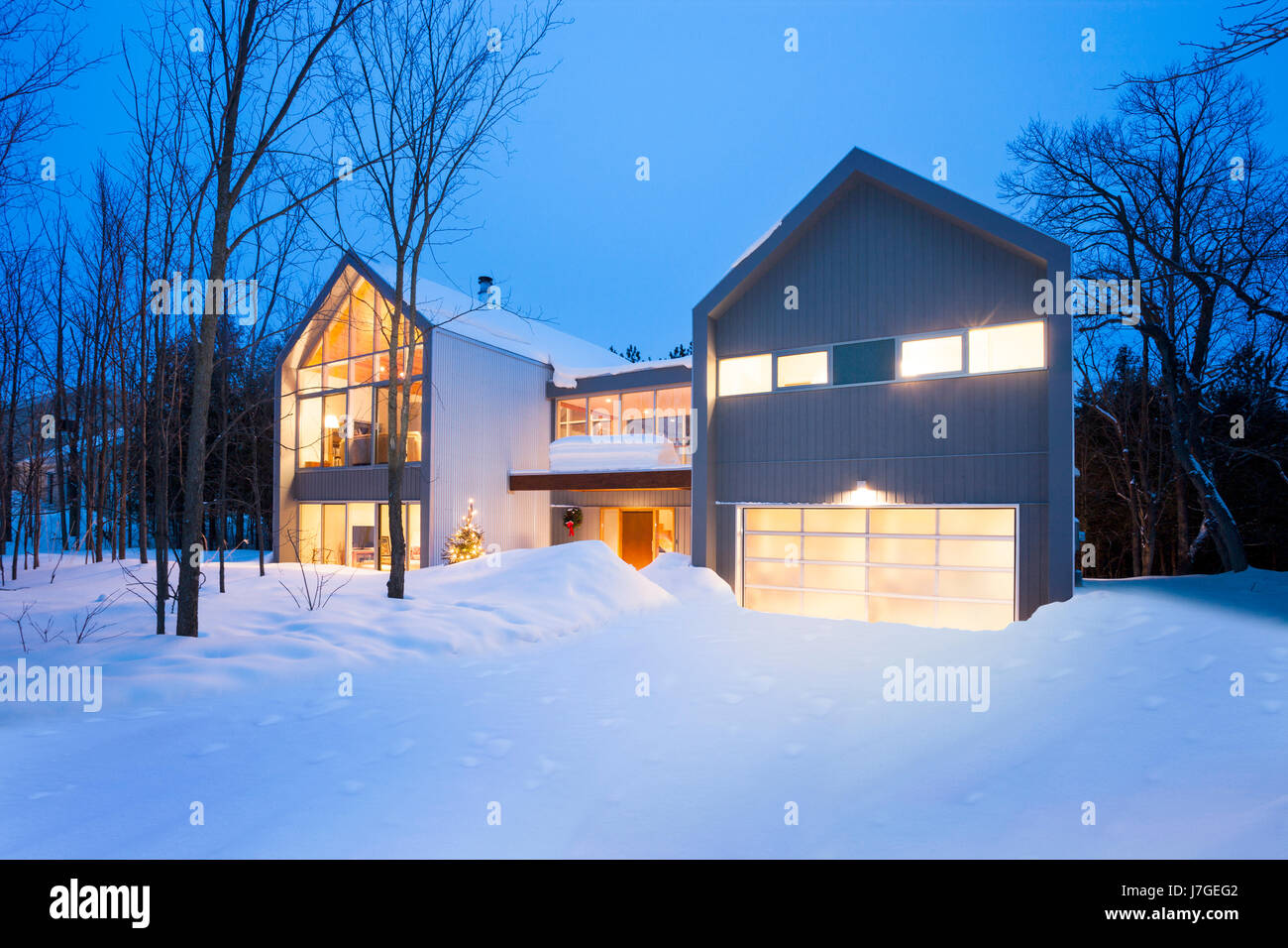 North America, Canada, Ontario, modern steel and wood house Stock Photo