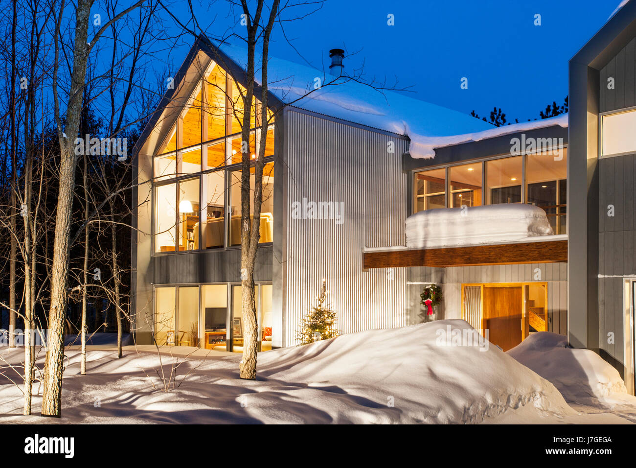 North America, Canada, Ontario, modern steel and wood house Stock Photo