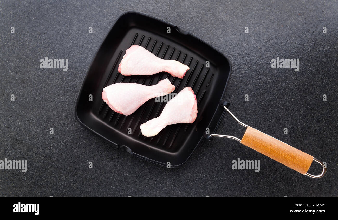 https://c8.alamy.com/comp/J7HAMY/raw-chicken-legs-on-grill-pan-J7HAMY.jpg