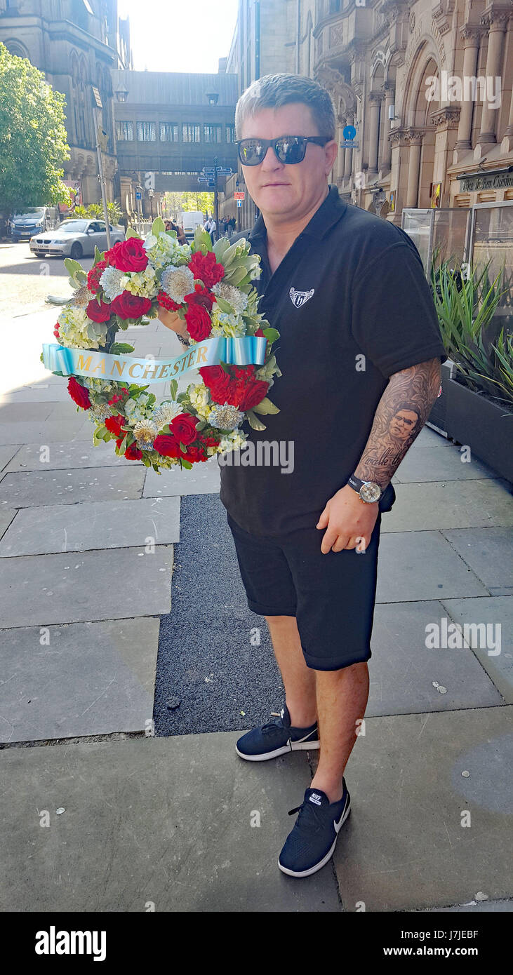 Manchester Ricky Boxer Boxer ricky arrives to lay wreath in st anns square hi-res stock ...