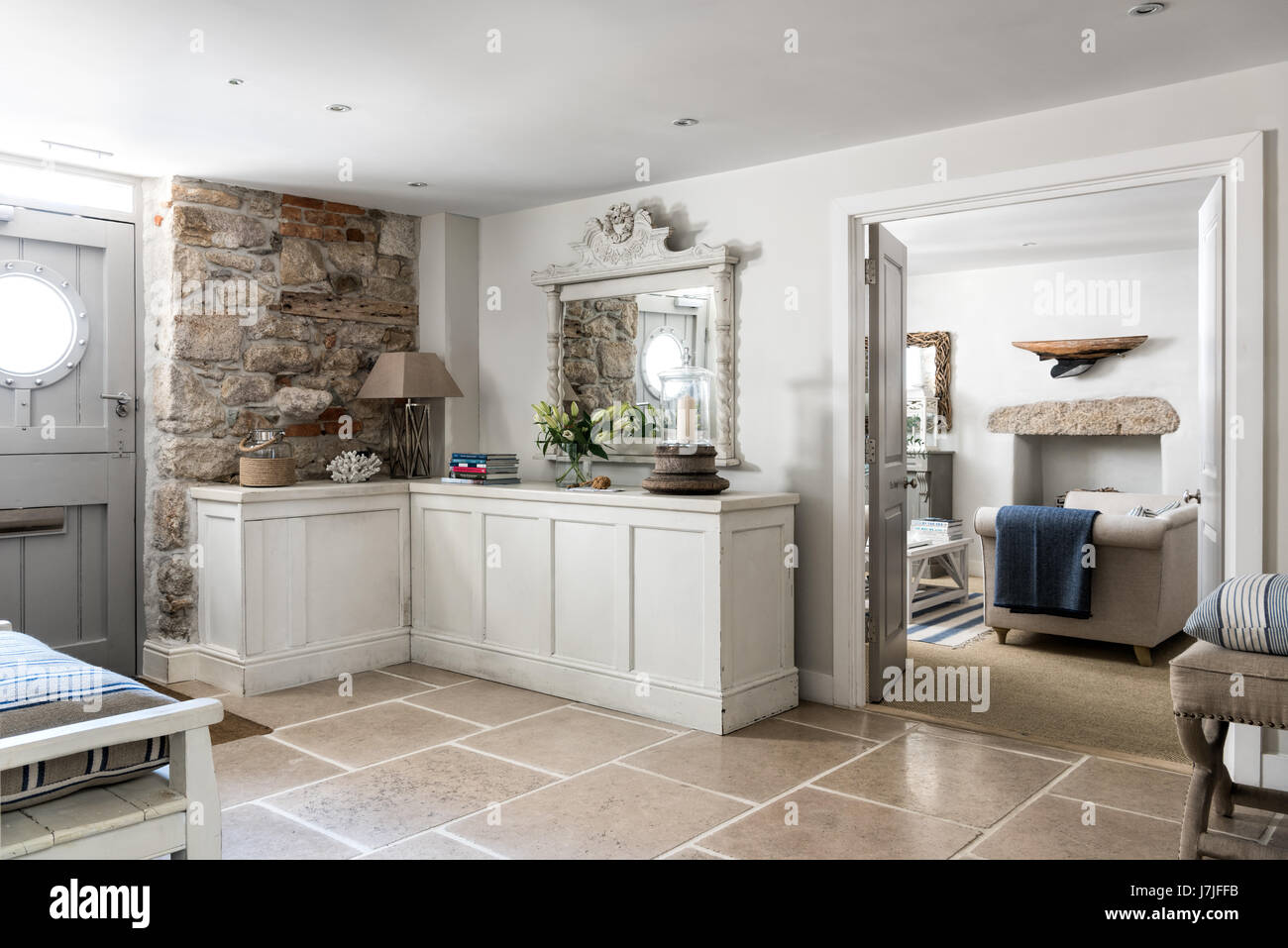England cottage interior hi-res stock photography and images - Alamy