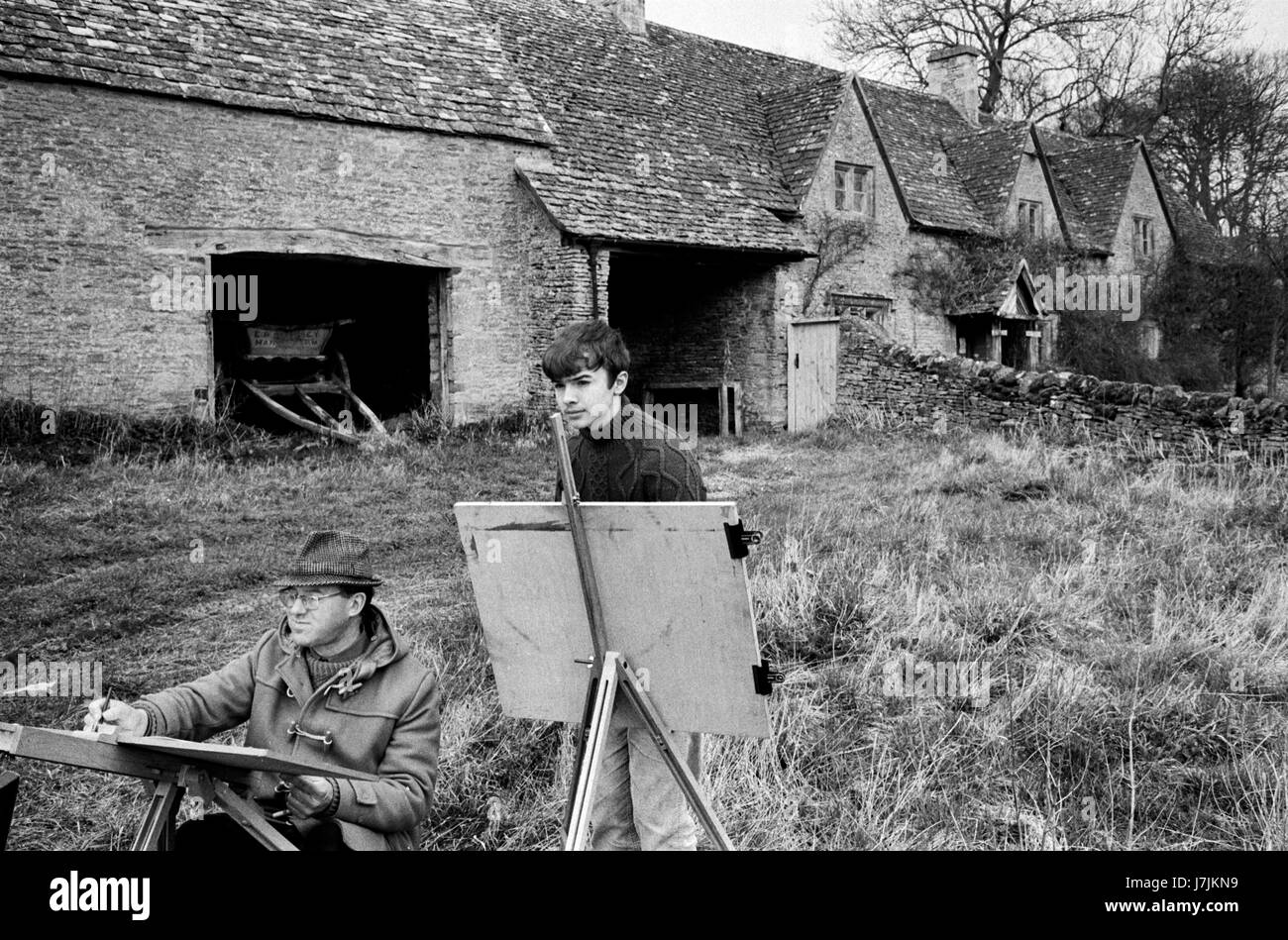 1970s Britain UK. Village life 1975 week end painters artists The Cotswolds, Lower and Upper Slaughter are twin villages on the River Eye and are know as The Slaughters Gloucestershire  HOMER SYKES Stock Photo