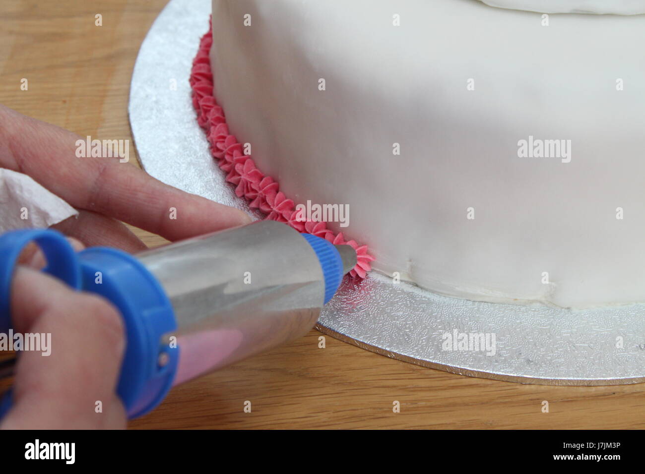 Piping icing cake hires stock photography and images Alamy