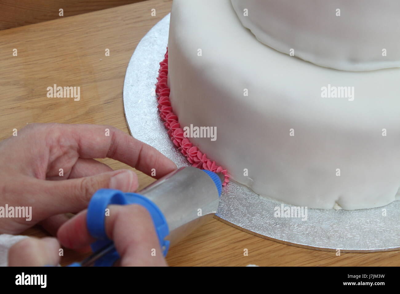 Piping icing cake hires stock photography and images Alamy