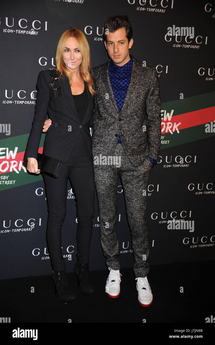 Mary J. Blige attends the Gucci Icon-Temporary Flash Sneaker Store launch  in New York City. October 23, 2009. Credit: Dennis Van Tine/MediaPunch  Stock Photo - Alamy