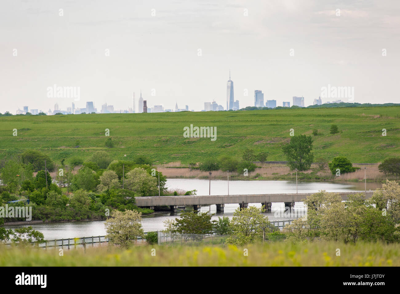 New york skyline from freshkills park hires stock photography and