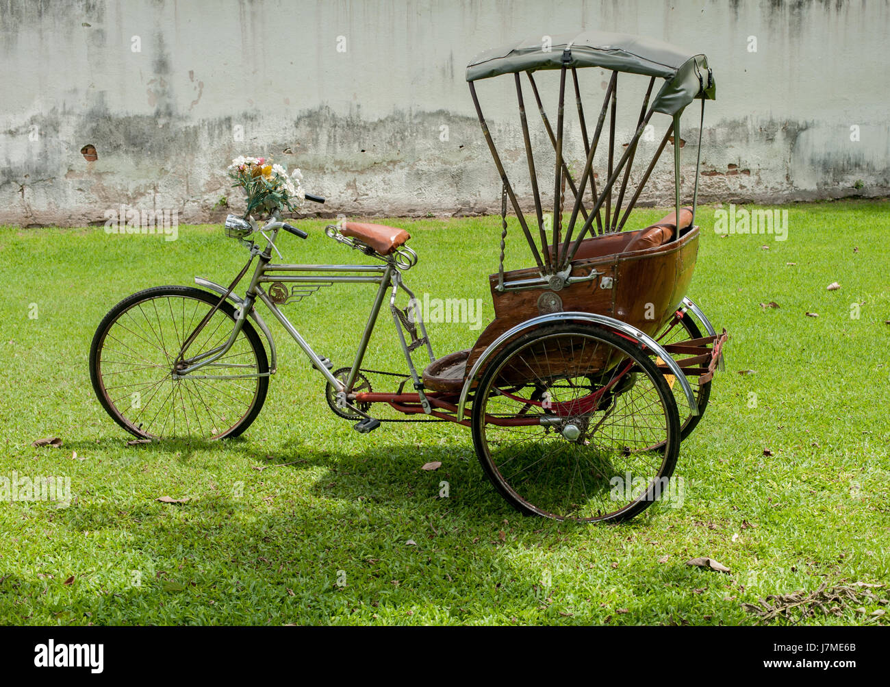 Vintage three wheeler bajaj tempo hi-res stock photography and images -  Alamy