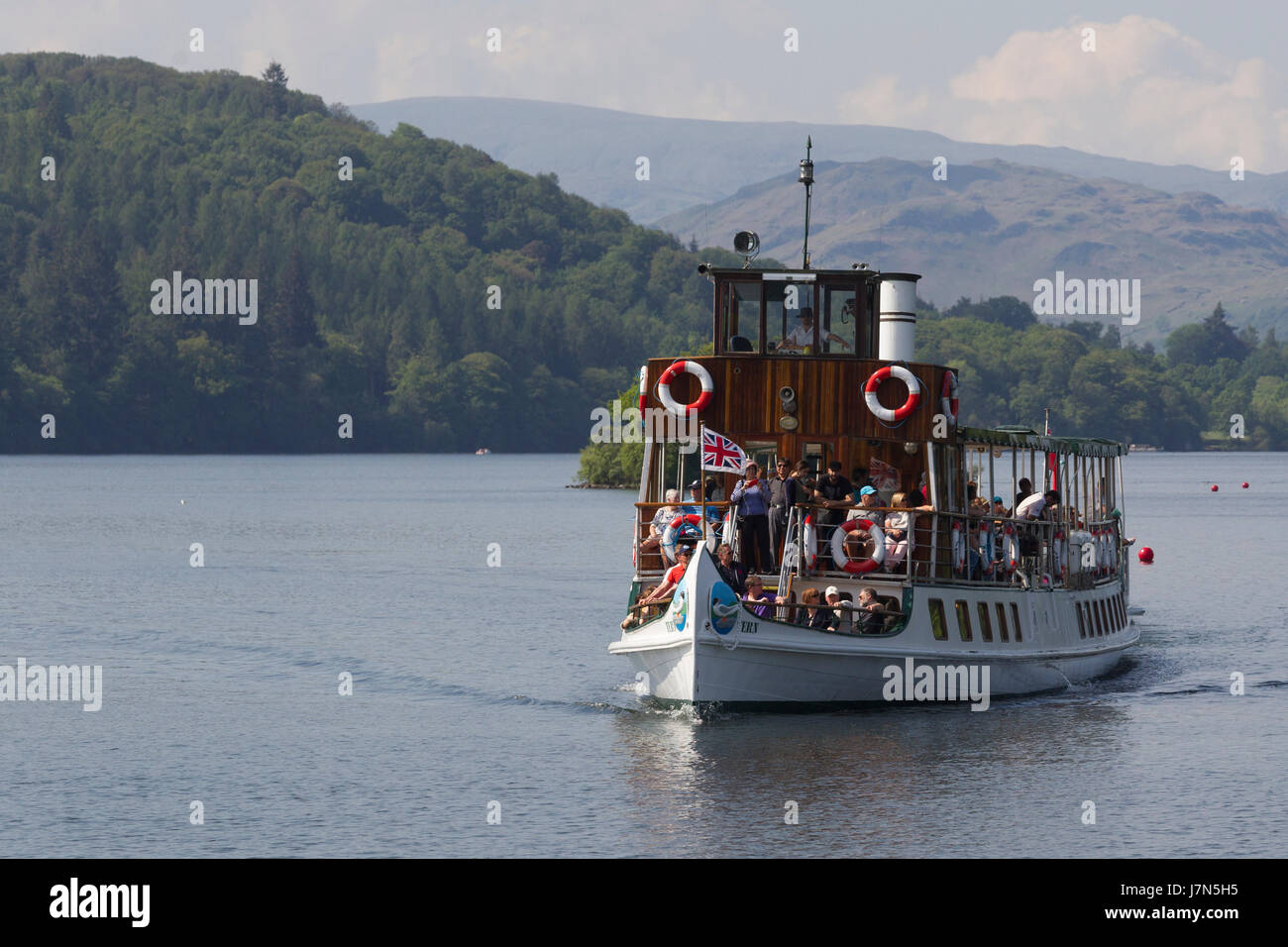 Cumbria, UK. 25th May, 2017. UK Weather. Very hot sunny day at Lake Windermere. The 125 year old steamer the Tern arriving at Bowness Pie arric. Credit: Gordon Shoosmith/Alamy Live News Stock Photo