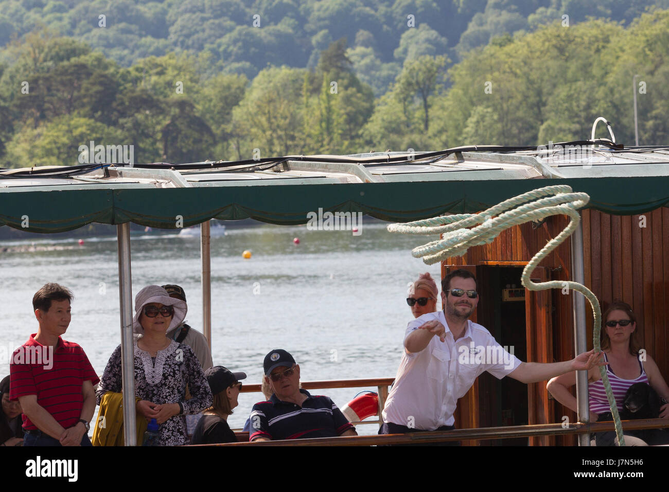 Cumbria, UK. 25th May, 2017. UK Weather. Very hot sunny day at Lake Windermere. The 125 year old steamer the Tern arriving at Bowness Pie arric. Credit: Gordon Shoosmith/Alamy Live News Stock Photo