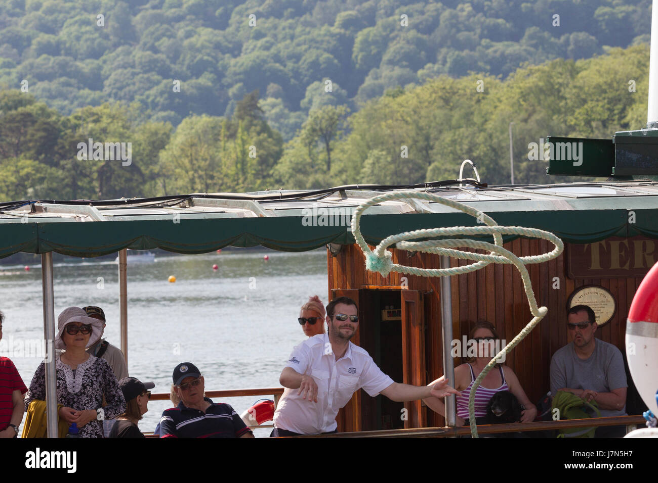 Cumbria, UK. 25th May, 2017. UK Weather. Very hot sunny day at Lake Windermere. The 125 year old steamer the Tern arriving at Bowness Pie arric. Credit: Gordon Shoosmith/Alamy Live News Stock Photo
