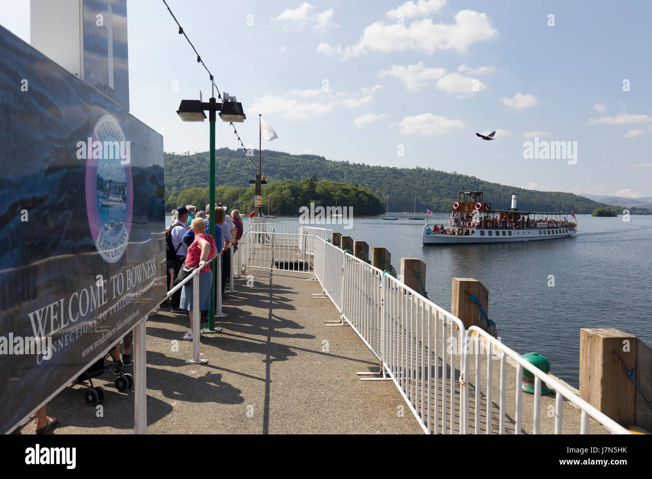 Cumbria, UK. 25th May, 2017. UK Weather. Very hot sunny day at Lake Windermere. The 125 year old steamer the Tern arriving at Bowness Pie arric. Credit: Gordon Shoosmith/Alamy Live News Stock Photo