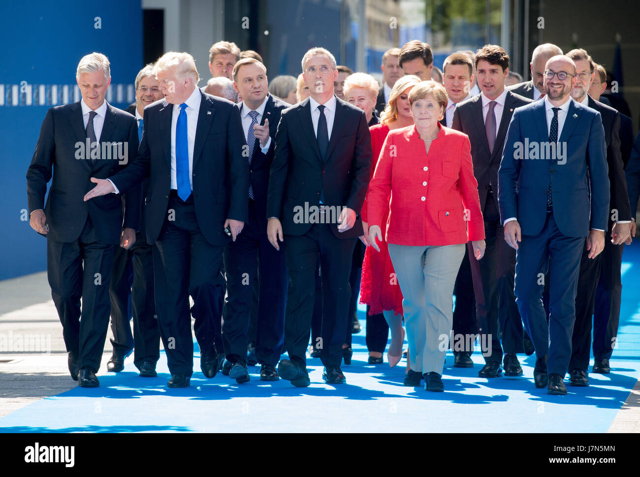 Brussels, Belgium. 25th May, 2017. King of Belgium Philippe (l), German Chancellor Angela Merkel (CDU), US President Donald Trump (2.f.l), NATO Secretary General Jens Stoltenberg (c) and Belgian Prime Minister Charles Michel (r) pictured outside the new NATO headquarters during the NATO summit in Brussels, Belgium, 25 May 2017. Photo: Kay Nietfeld/dpa/Alamy Live News Stock Photo