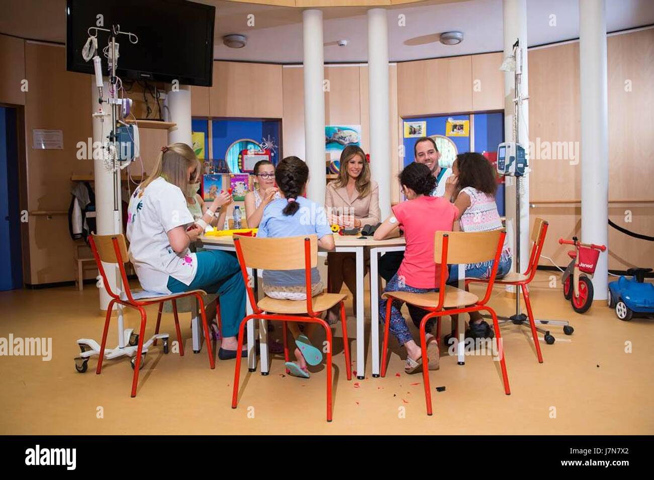 Brussels, Belgium. 25th May, 2017. U.S. First Lady Melania Trump joins with children and staff creating craft flowers during a visit to the Queen Fabiola Children's University Hospital May 25, 2017 in Brussels. Credit: Planetpix/Alamy Live News Stock Photo