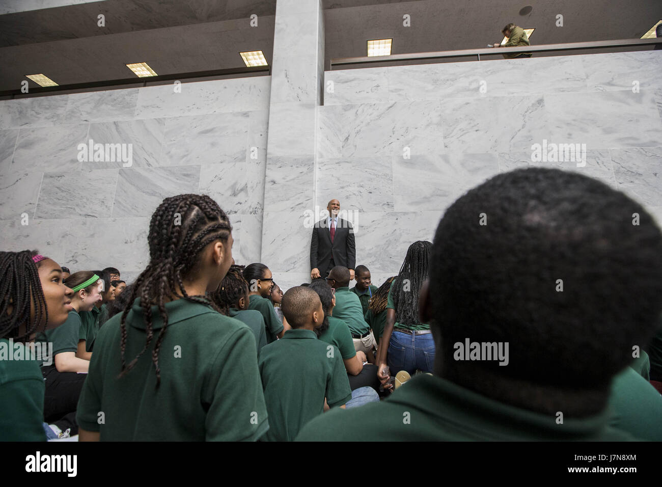 Washington, District Of Columbia, USA. 25th May, 2017. Senator CORY BOOKER (D-NJ) speaks with students from the Camden Predatory School and the North Star Academy in the Dirksen senate office building on Capitol Hill. Credit: Alex Edelman/ZUMA Wire/Alamy Live News Stock Photo