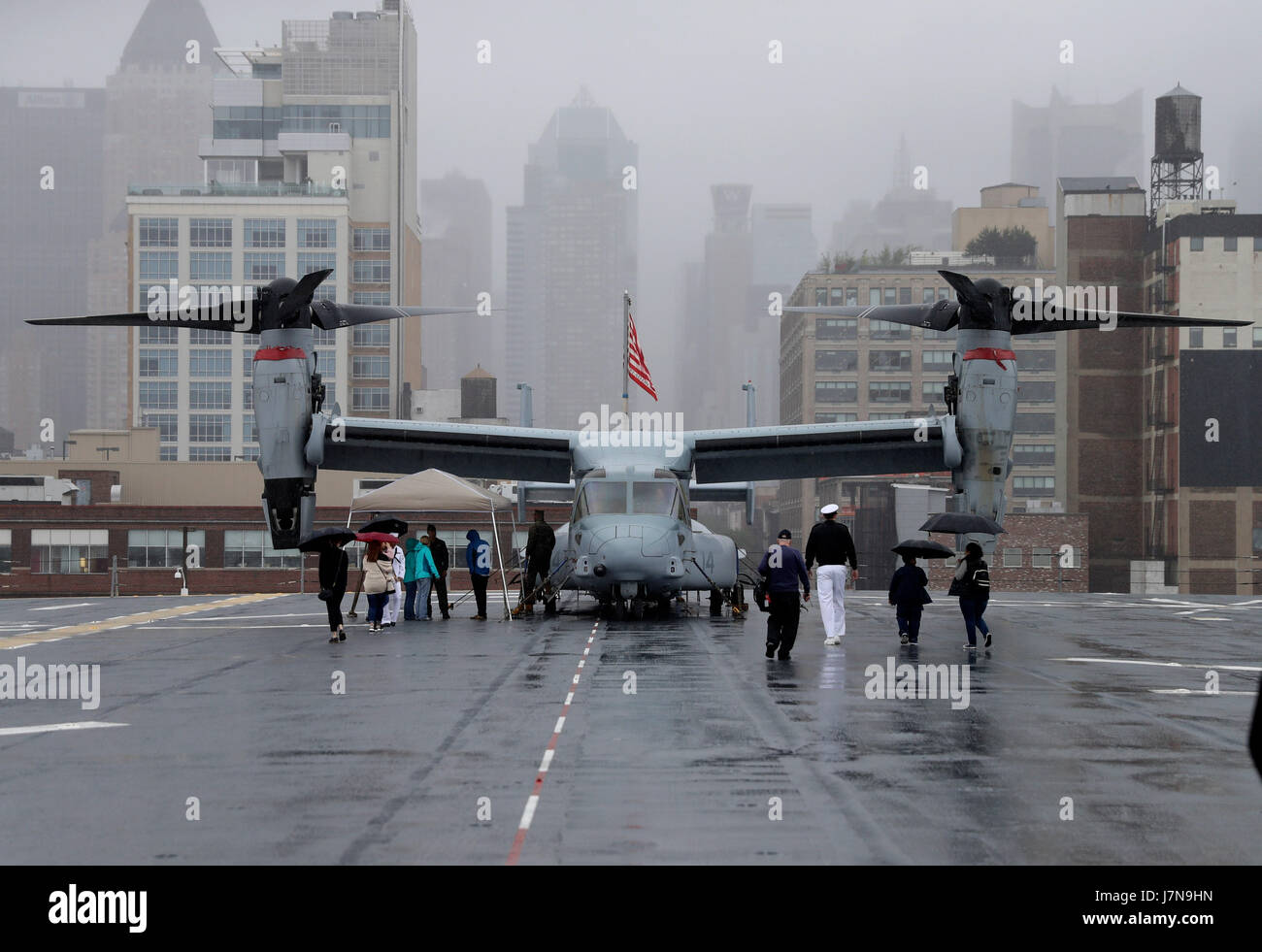 New York, USA. 25th May, 2017. People visit USS Kearsarge, a Wasp-class multipurpose amphibious assault ship, during an event of New York Fleet Week in New York, May 25, 2017. The New York Fleet Week is held from May 24 to May 30. Credit: Wang Ying/Xinhua/Alamy Live News Stock Photo