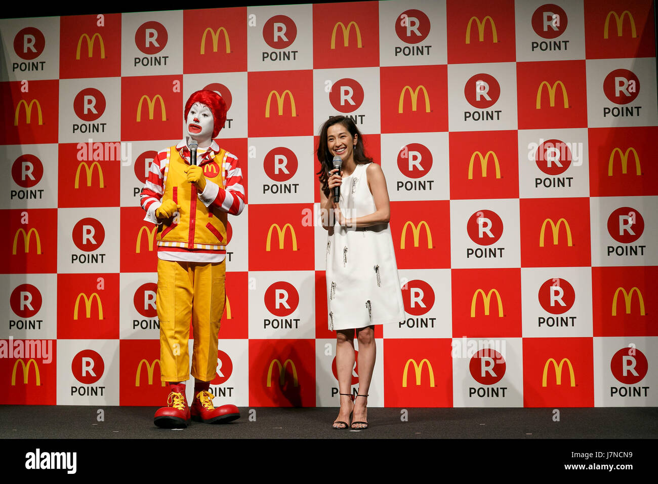 (L to R) Ronald McDonald and Japanese model Anne Nakamura speak during a news conference organized by McDonald's Japan and Rakuten, Inc. on May 26, 2017, Tokyo, Japan. Rakuten and McDonald's have cemented their business relationship by launching an original point card which can be used at all of the 2,900 McDonald's stores in Japan. Credit: Rodrigo Reyes Marin/AFLO/Alamy Live News Stock Photo