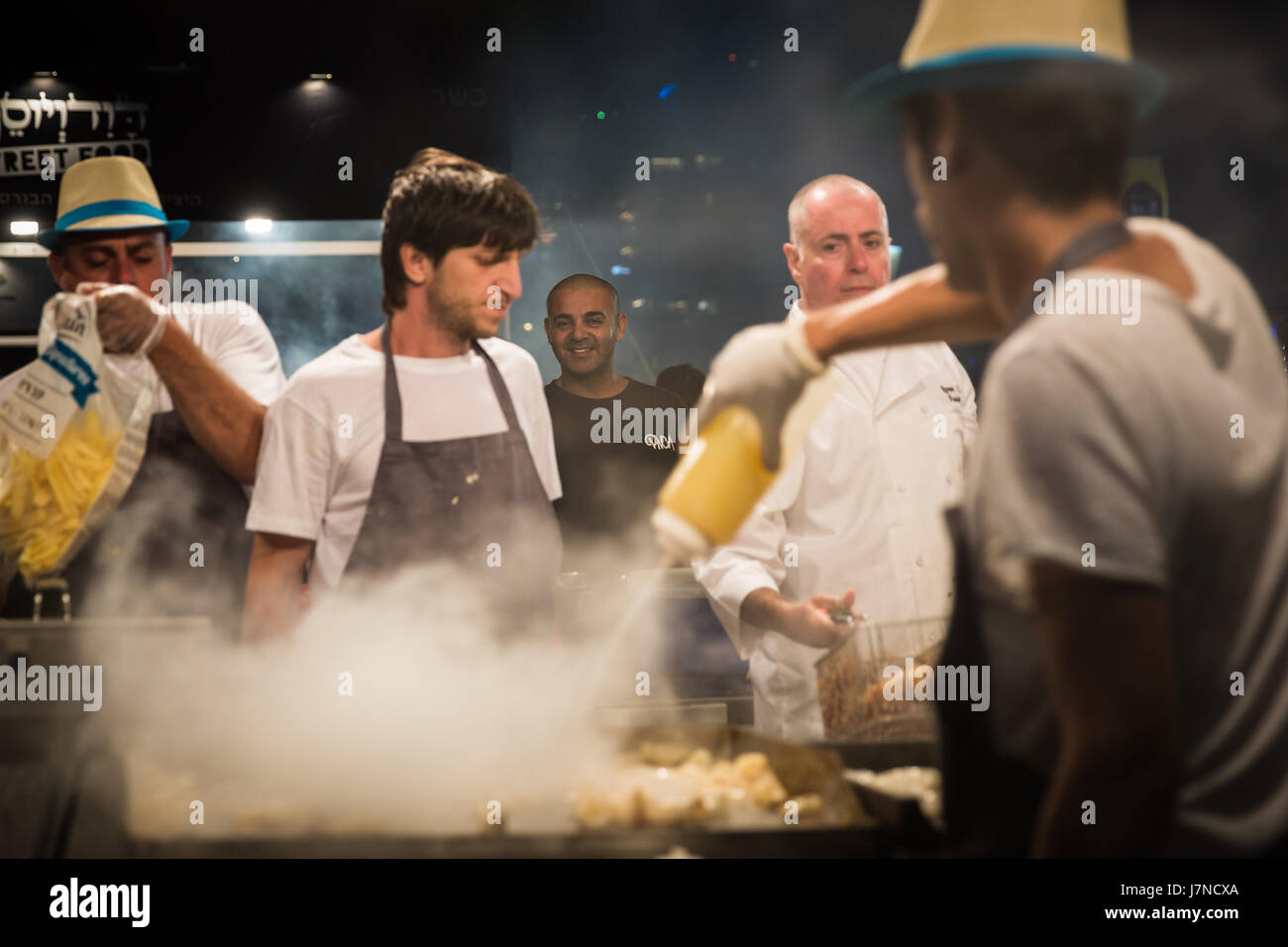 Tel Aviv, Israel. 25th May, 2017. Chefs make food during a food