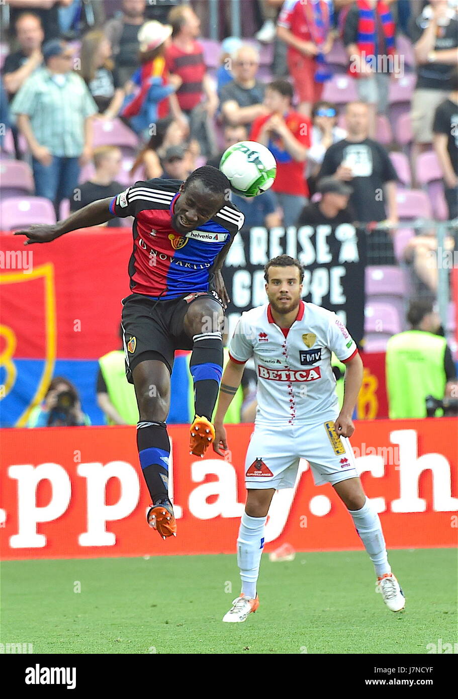 Genève, 25.05.2017, Football Helvetia Swiss Cup Final, FC Bâle 1893 - FC  Sion, Seydou Doumbia (FC Bale 88) duel with Nicolas Luchinger (FC Sion 50)  Photo: Cronos/Frederic Dubuis Stock Photo - Alamy