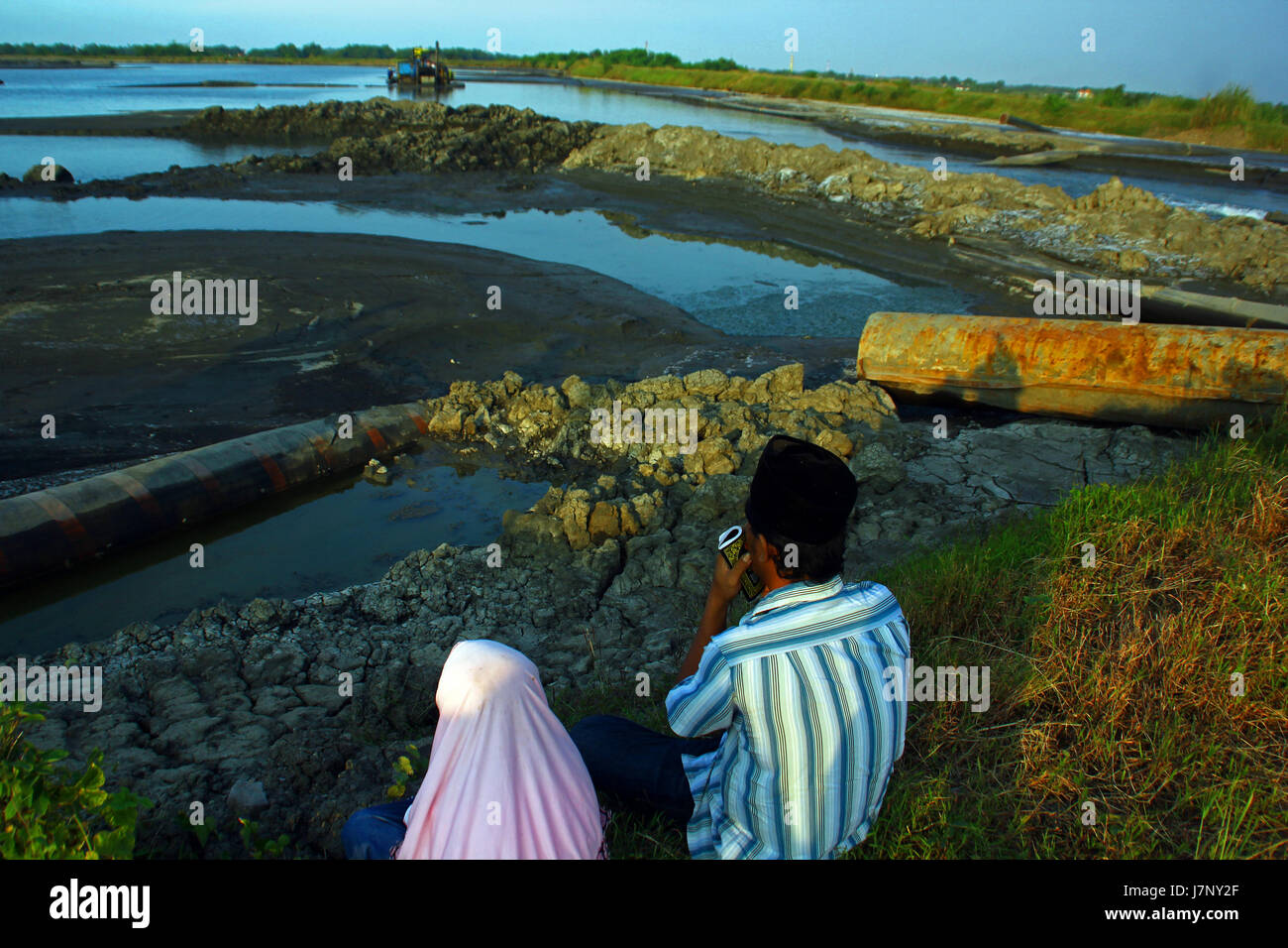 Lapindo mud residents pray for their deceased families, at dot 42 Porong, Sidoarjo, East Java, 25 Mei 2017. 11 years of Lapindo mudflow on May 29, there are still 244 unfinished bundles worth Rp54.33 billion and 19 proposals owned by the proposed residents with a value of Rp9, 8 billion (Photo by Sholaita Iriawan / Pacific Press) Stock Photo