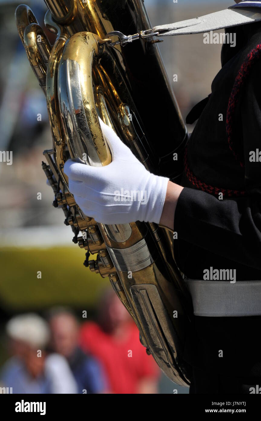 engine drive motor horn musician wind instrument tuba measure