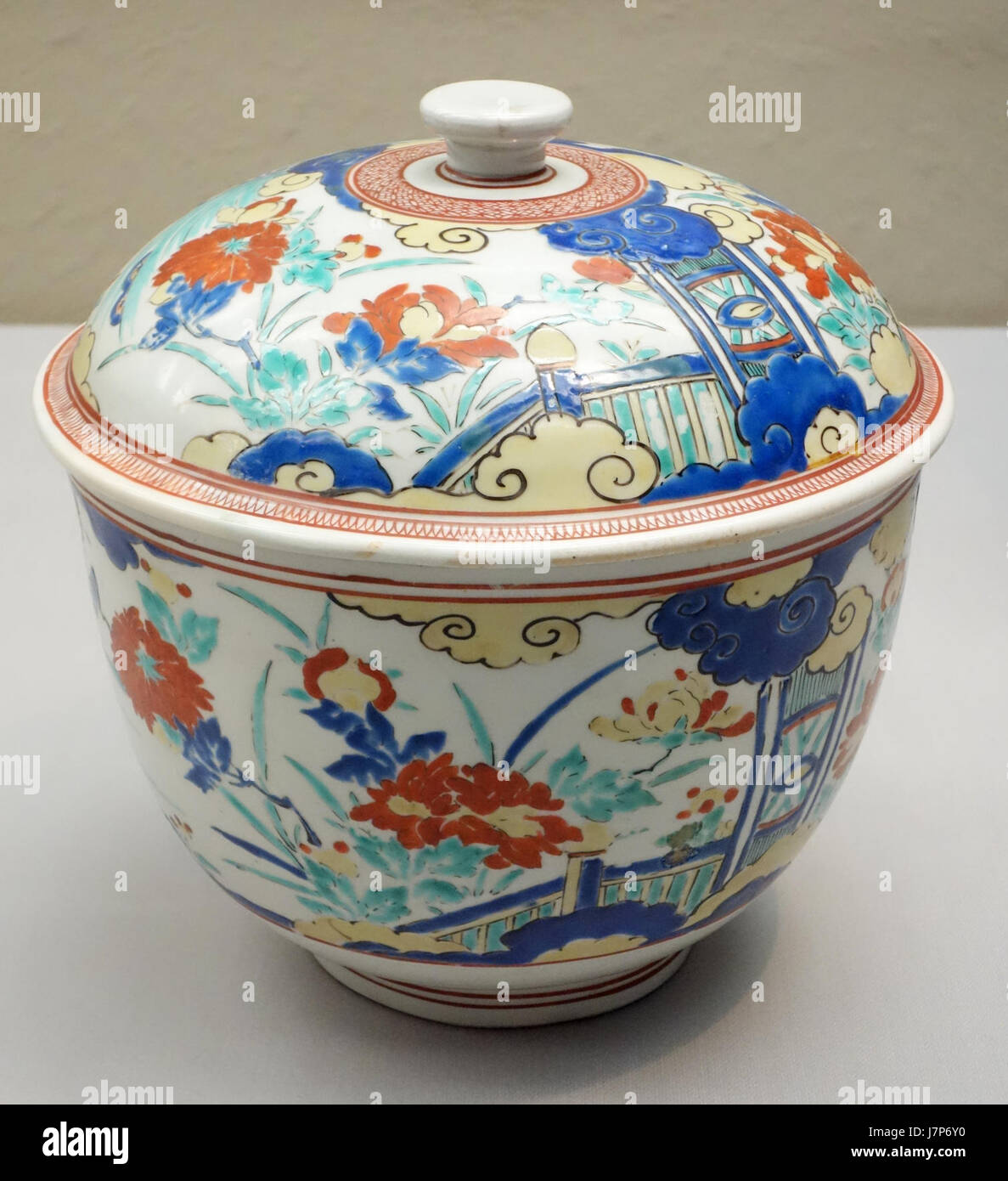 Covered Bowl, Imari ware, Kakiemon type, Edo period, 17th century