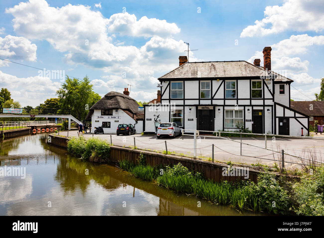 Riverside pyb and hotel, The Anchor Inn, on the River Medway near