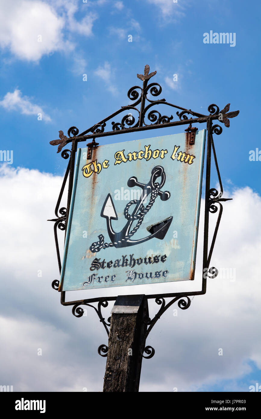 Riverside pyb and hotel, The Anchor Inn, on the River Medway near